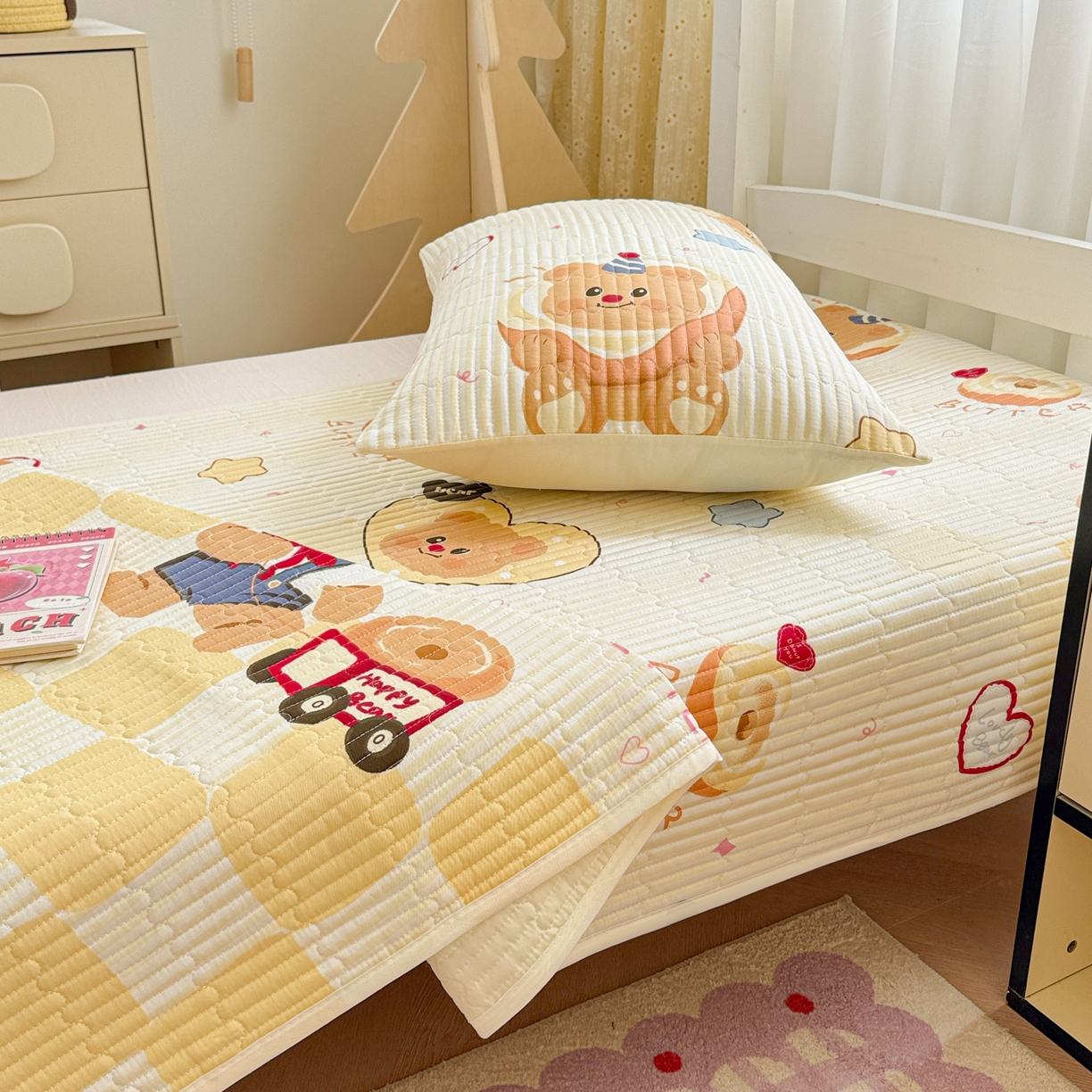 91家纺网 家纺一手货源 找家纺 妮可 2025热款学生床全棉夹棉多功能床垫-床盖 黄油小熊