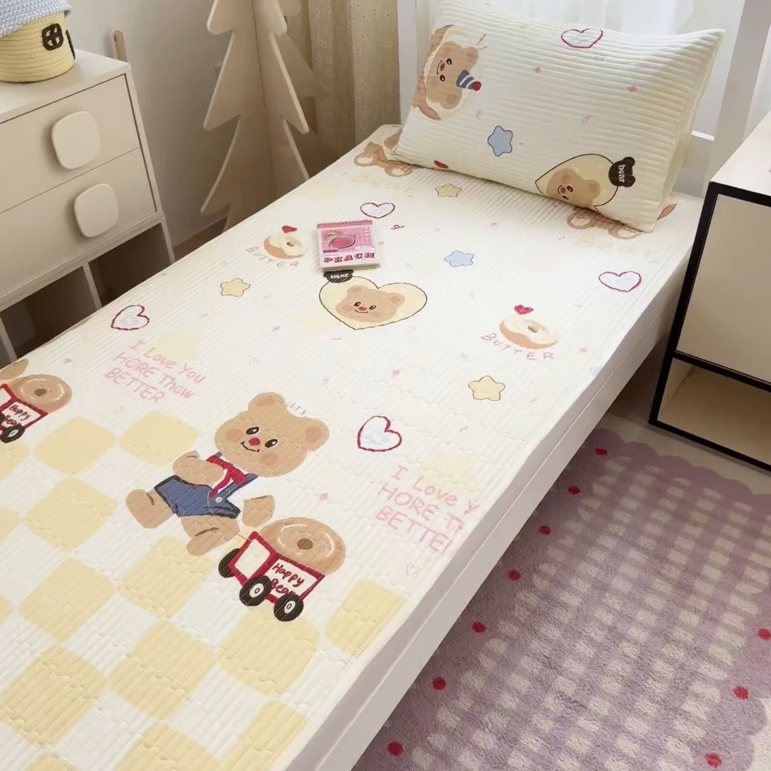 91家纺网 家纺一手货源 找家纺 妮可 2025热款学生床全棉夹棉多功能床垫-床盖 黄油小熊