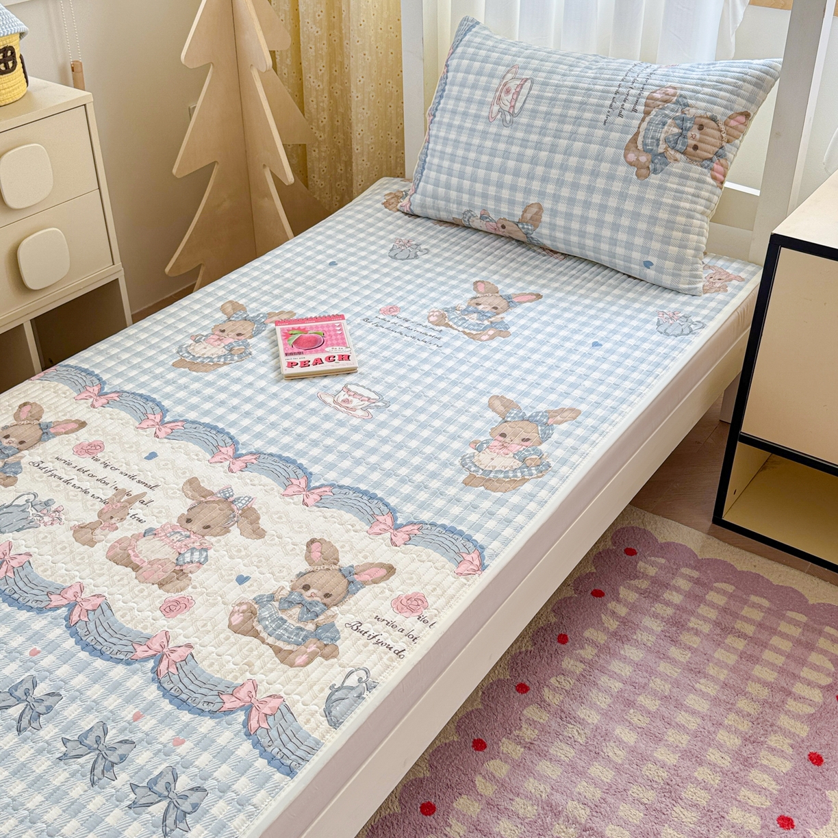 91家纺网 家纺一手货源 找家纺 妮可 2025热款学生床全棉夹棉多功能床垫-床盖 莉雅兔