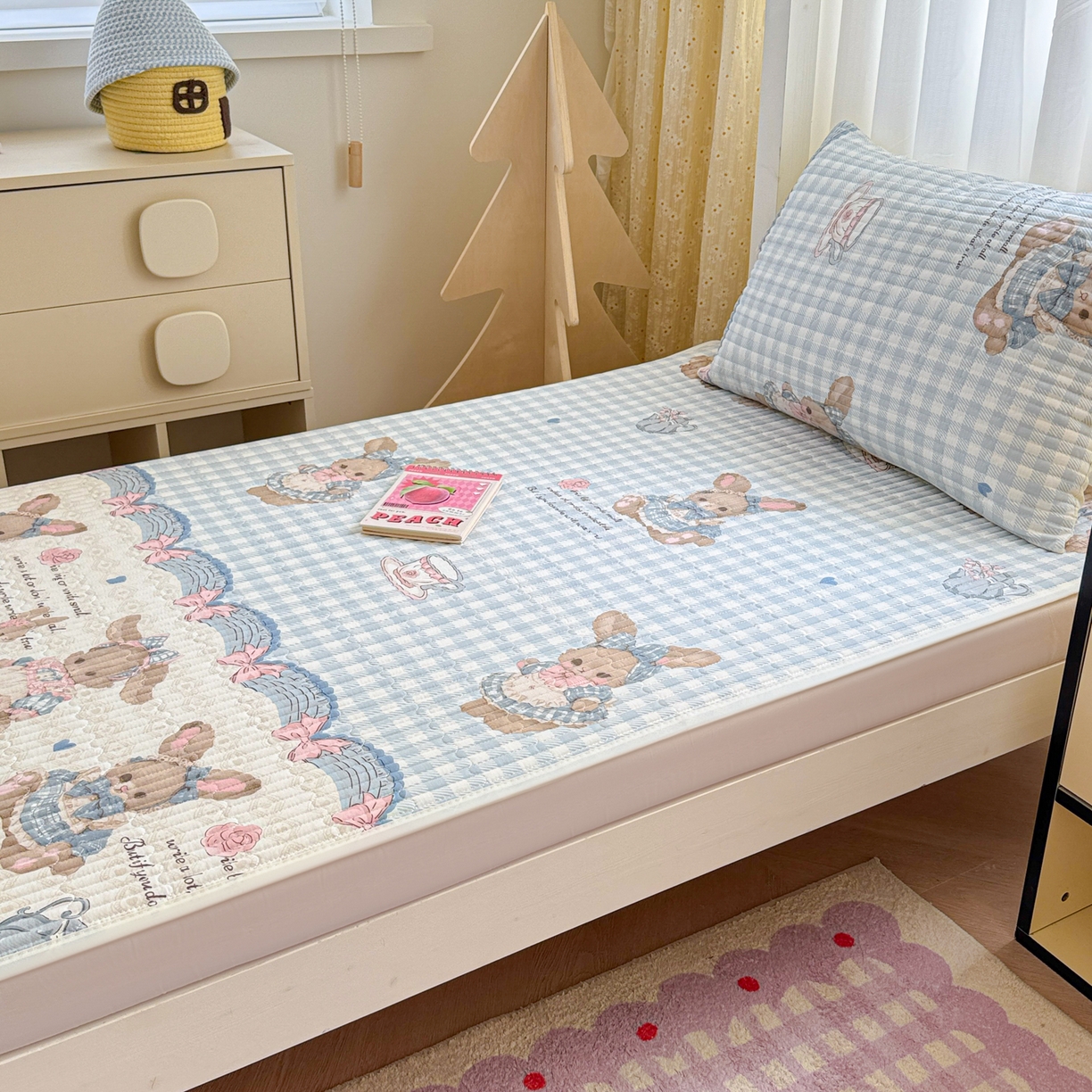 91家纺网 家纺一手货源 找家纺 妮可 2025热款学生床全棉夹棉多功能床垫-床盖 莉雅兔