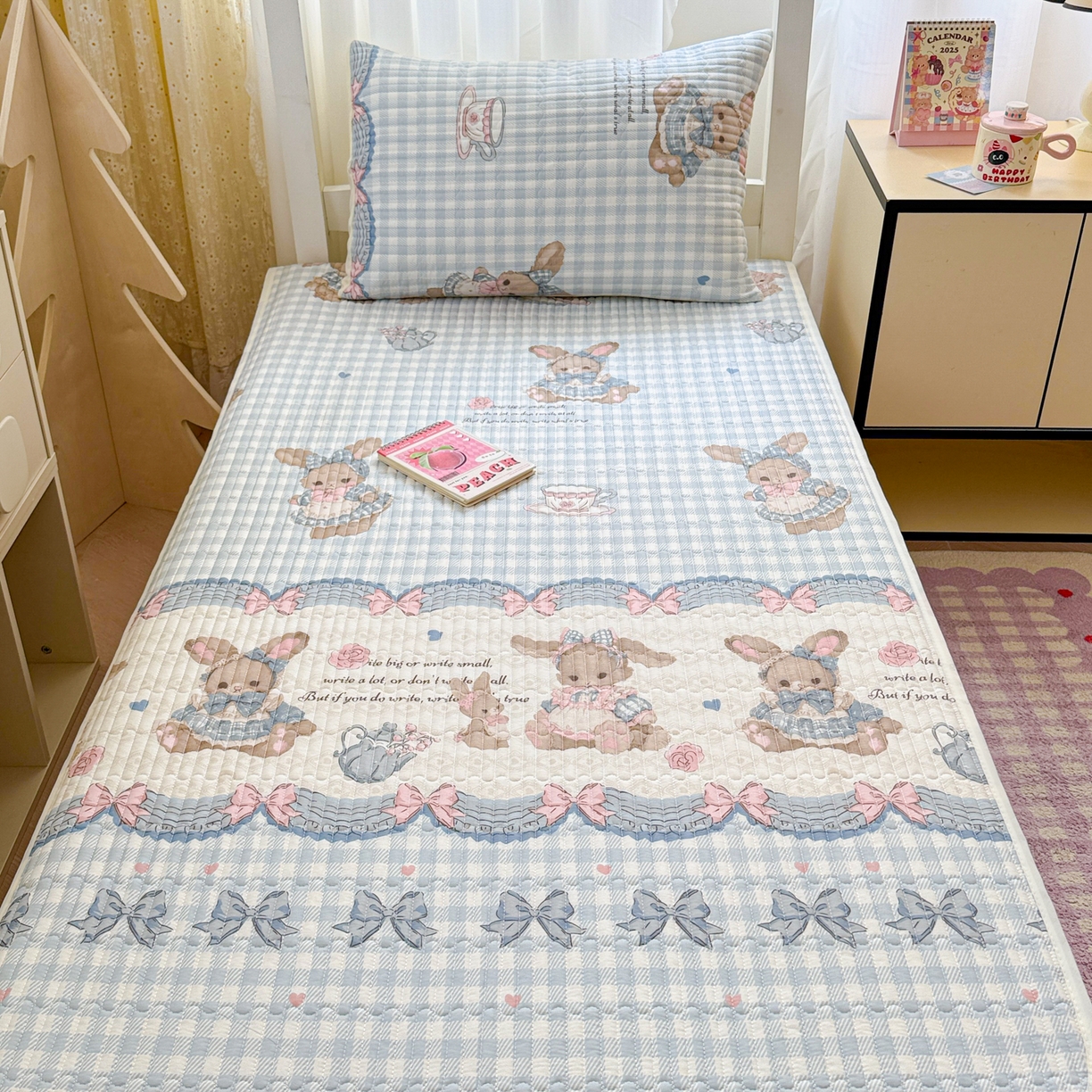 91家纺网 家纺一手货源 找家纺 妮可 2025热款学生床全棉夹棉多功能床垫-床盖 莉雅兔