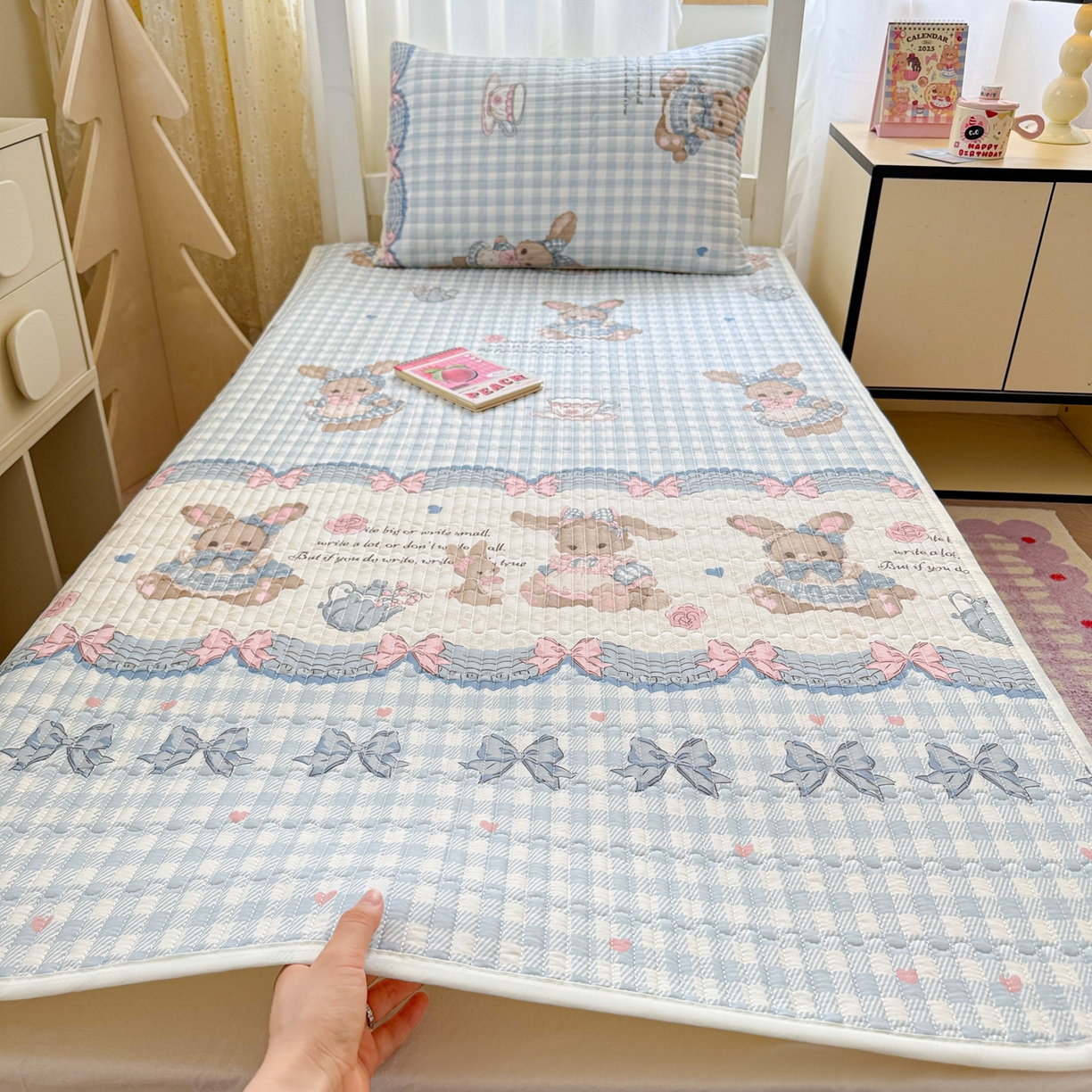 91家纺网 家纺一手货源 找家纺 妮可 2025热款学生床全棉夹棉多功能床垫-床盖 莉雅兔