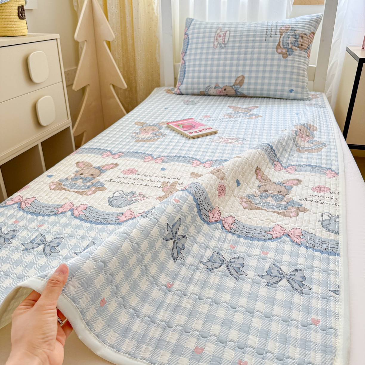 91家纺网 家纺一手货源 找家纺 妮可 2025热款学生床全棉夹棉多功能床垫-床盖 莉雅兔