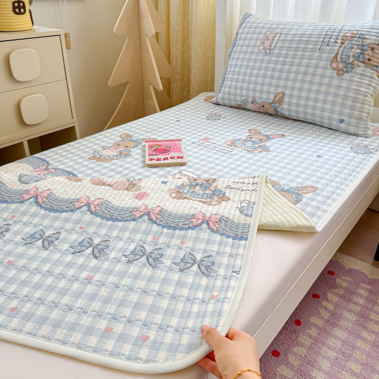 91家纺网 家纺一手货源 找家纺 妮可 2025热款学生床全棉夹棉多功能床垫-床盖 莉雅兔