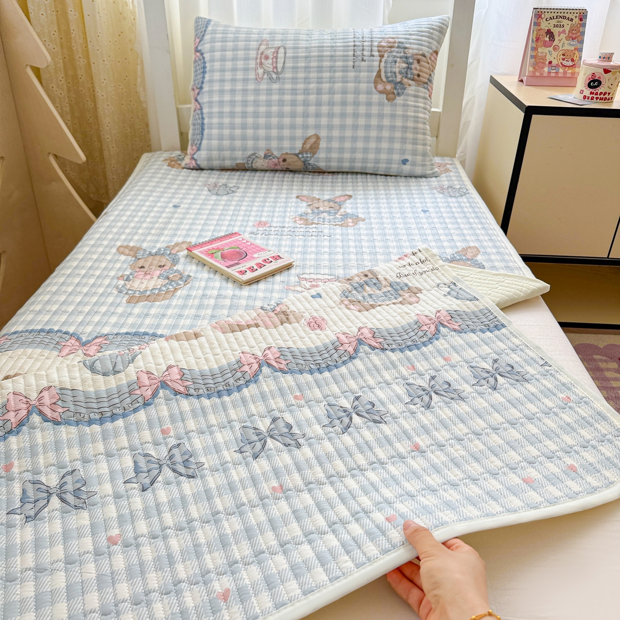 91家纺网 家纺一手货源 找家纺 妮可 2025热款学生床全棉夹棉多功能床垫-床盖 莉雅兔