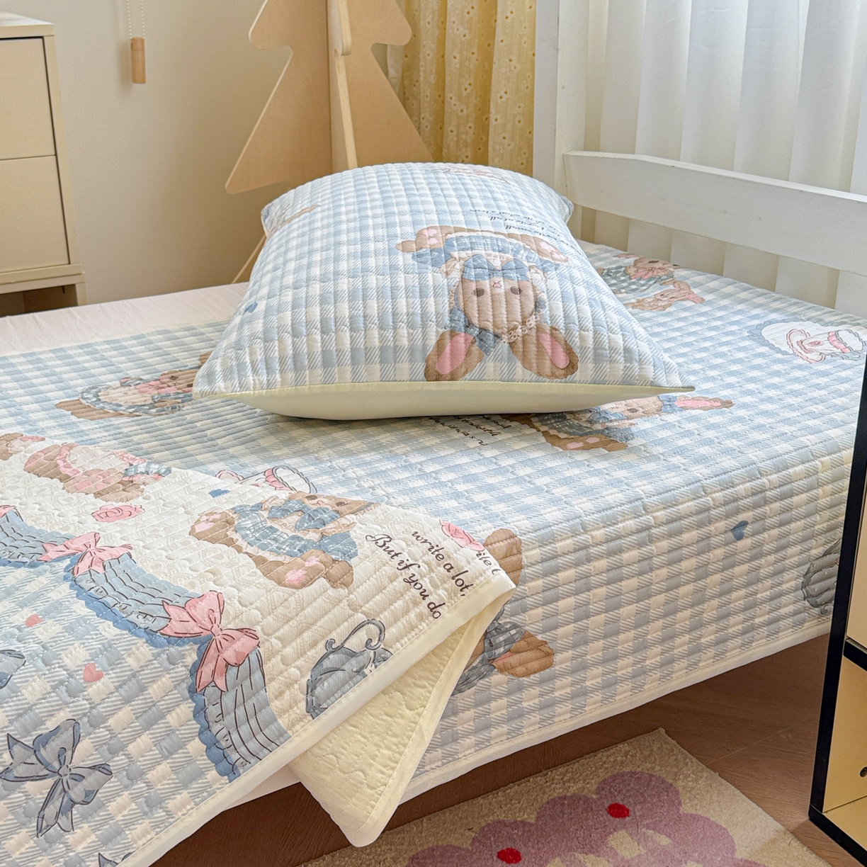 91家纺网 家纺一手货源 找家纺 妮可 2025热款学生床全棉夹棉多功能床垫-床盖 莉雅兔