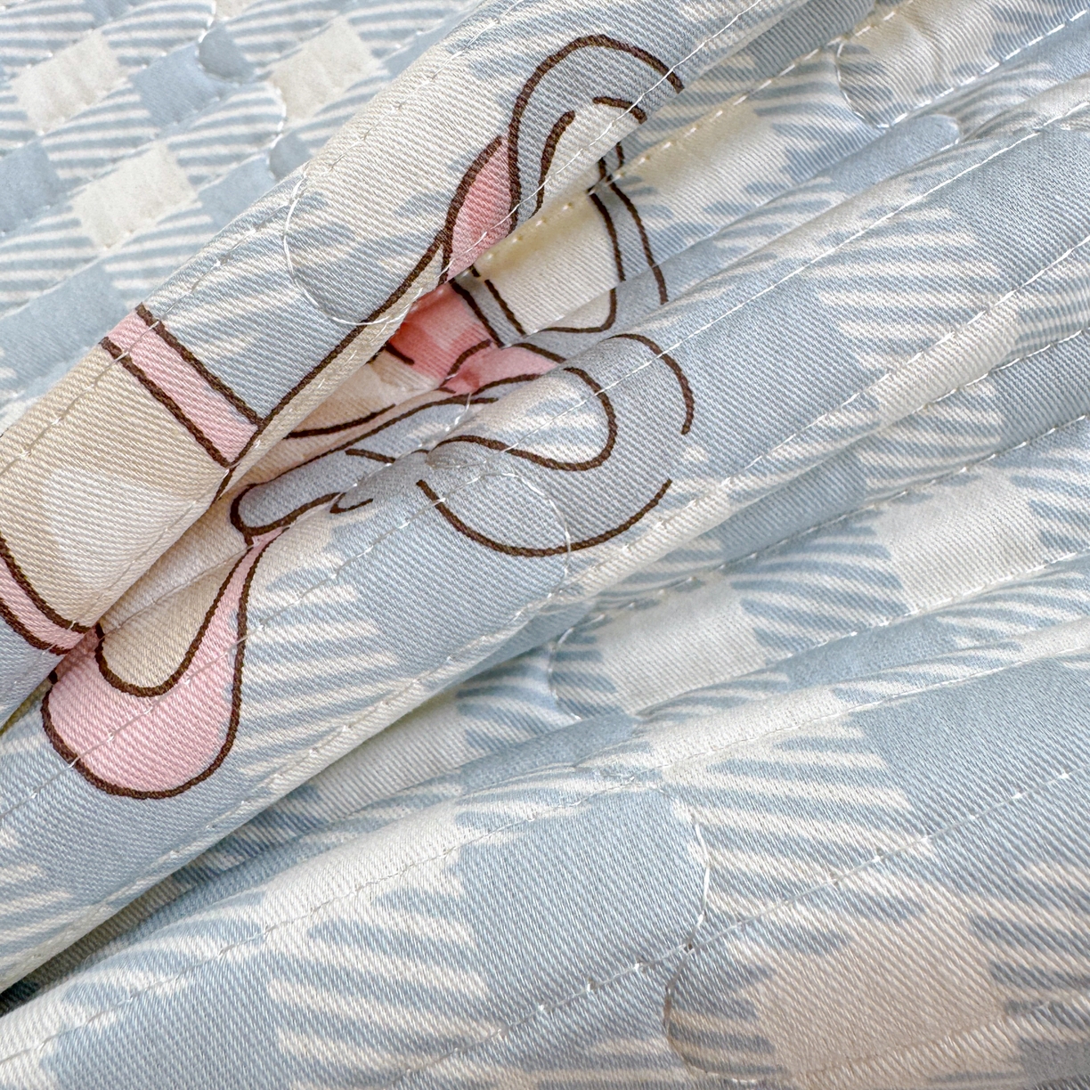 91家纺网 家纺一手货源 找家纺 妮可 2025热款学生床全棉夹棉多功能床垫-床盖 莉雅兔