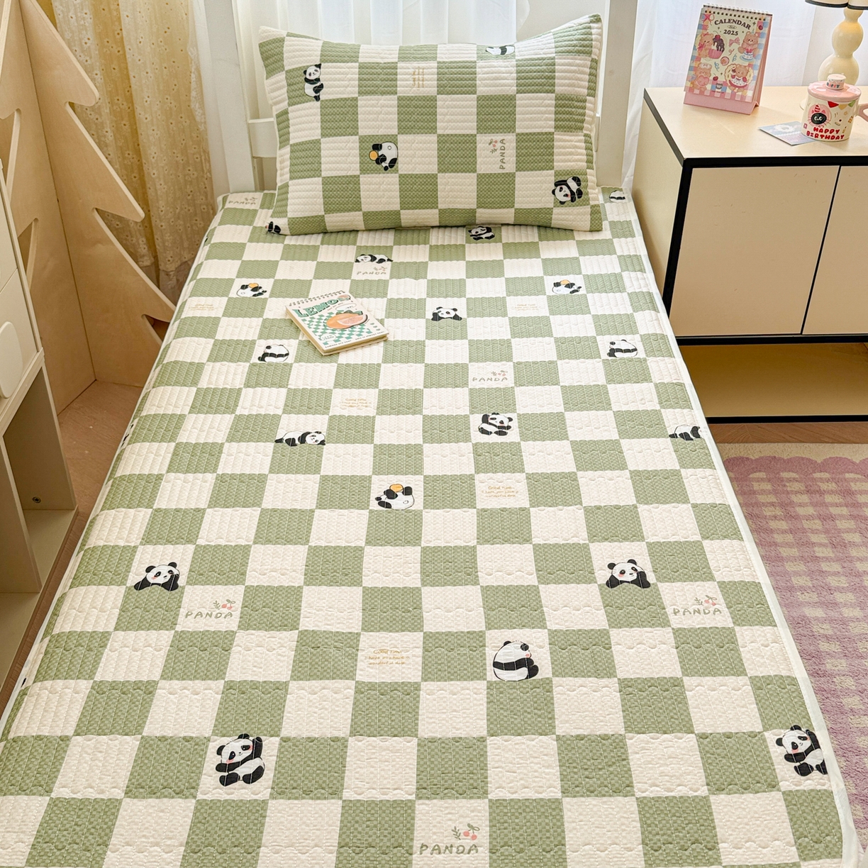 91家纺网 家纺一手货源 找家纺 妮可 2025热款学生床全棉夹棉多功能床垫-床盖 棋盘熊猫