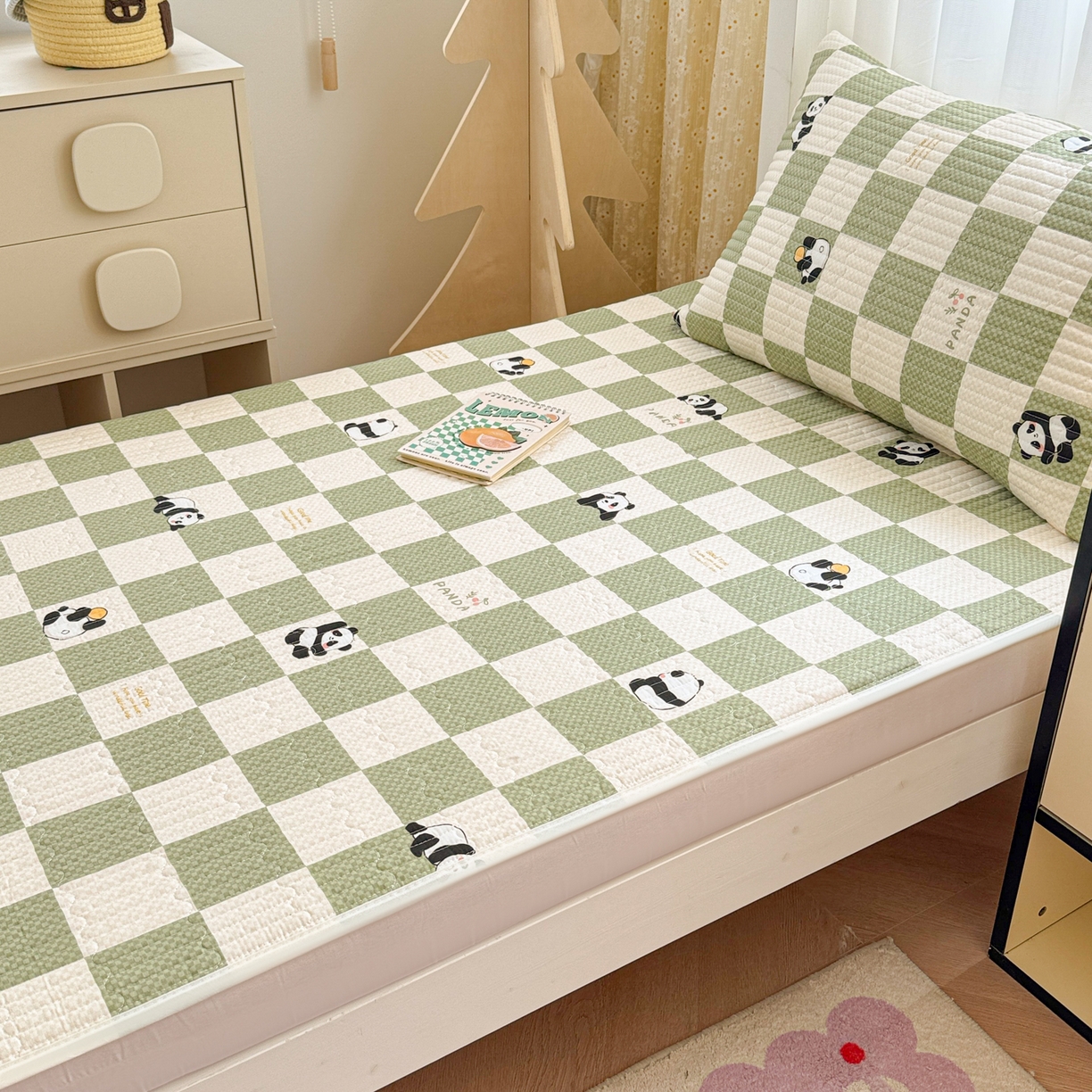 91家纺网 家纺一手货源 找家纺 妮可 2025热款学生床全棉夹棉多功能床垫-床盖 棋盘熊猫