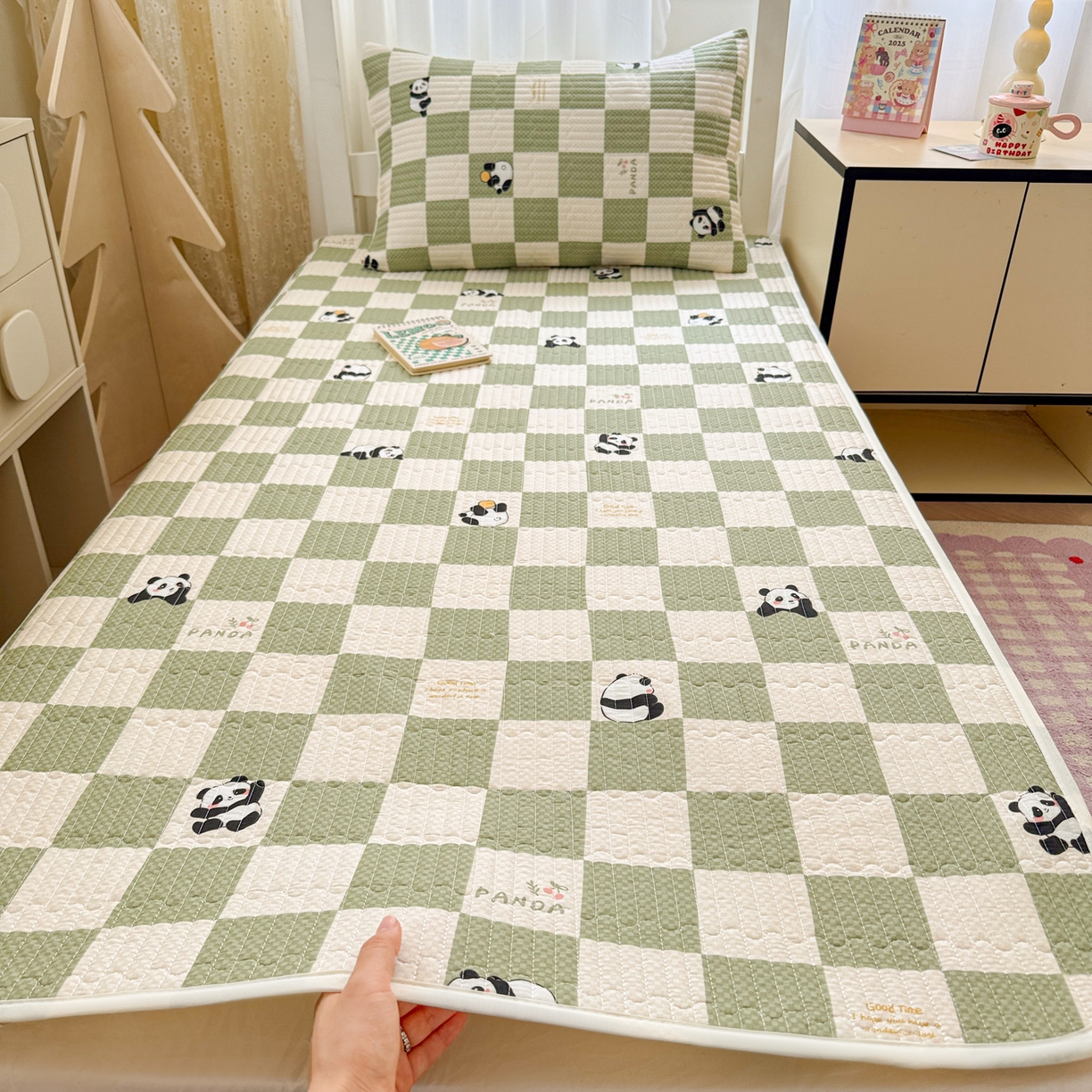 91家纺网 家纺一手货源 找家纺 妮可 2025热款学生床全棉夹棉多功能床垫-床盖 棋盘熊猫