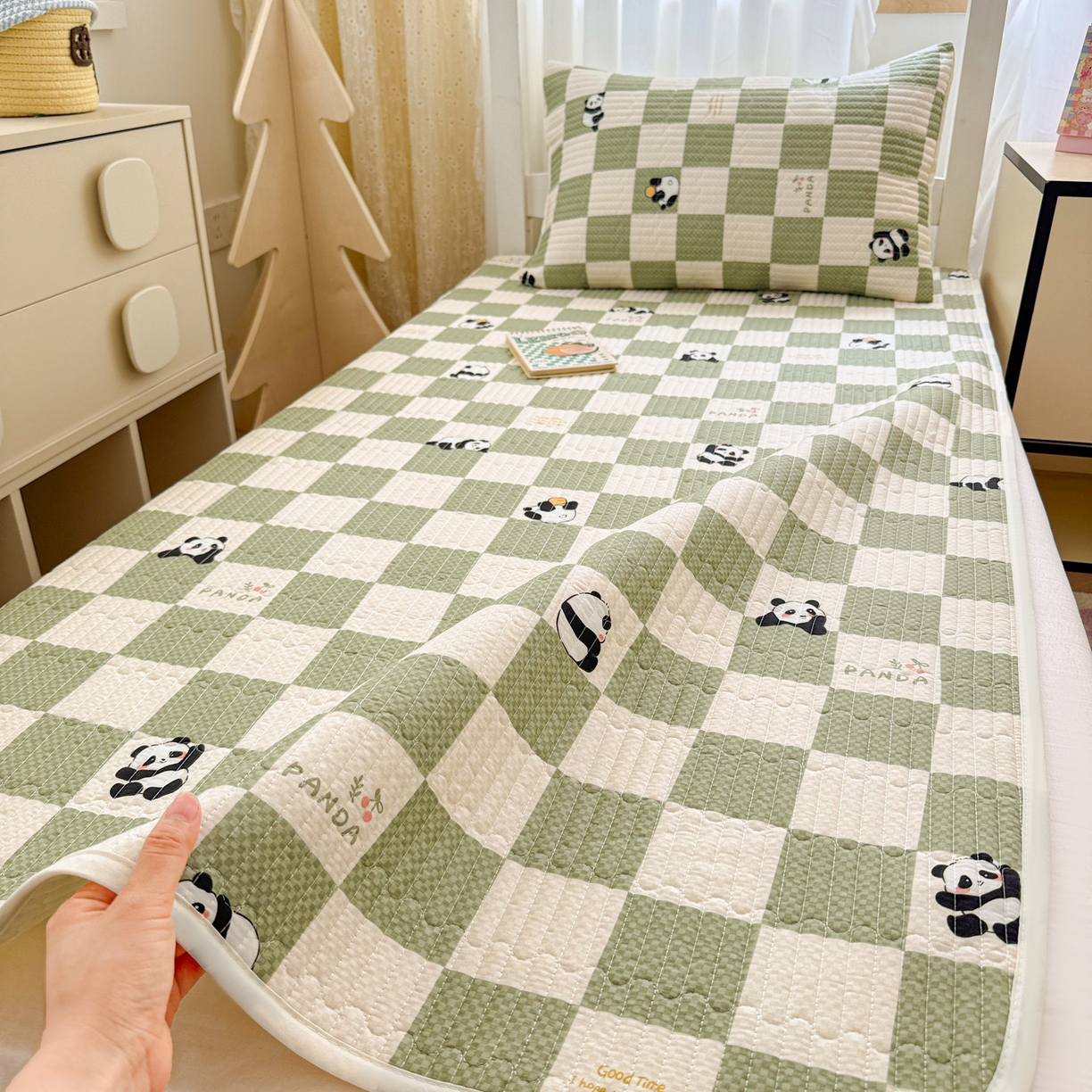 91家纺网 家纺一手货源 找家纺 妮可 2025热款学生床全棉夹棉多功能床垫-床盖 棋盘熊猫