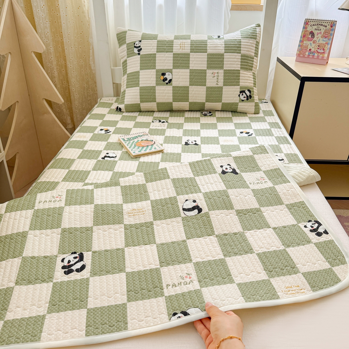 91家纺网 家纺一手货源 找家纺 妮可 2025热款学生床全棉夹棉多功能床垫-床盖 棋盘熊猫