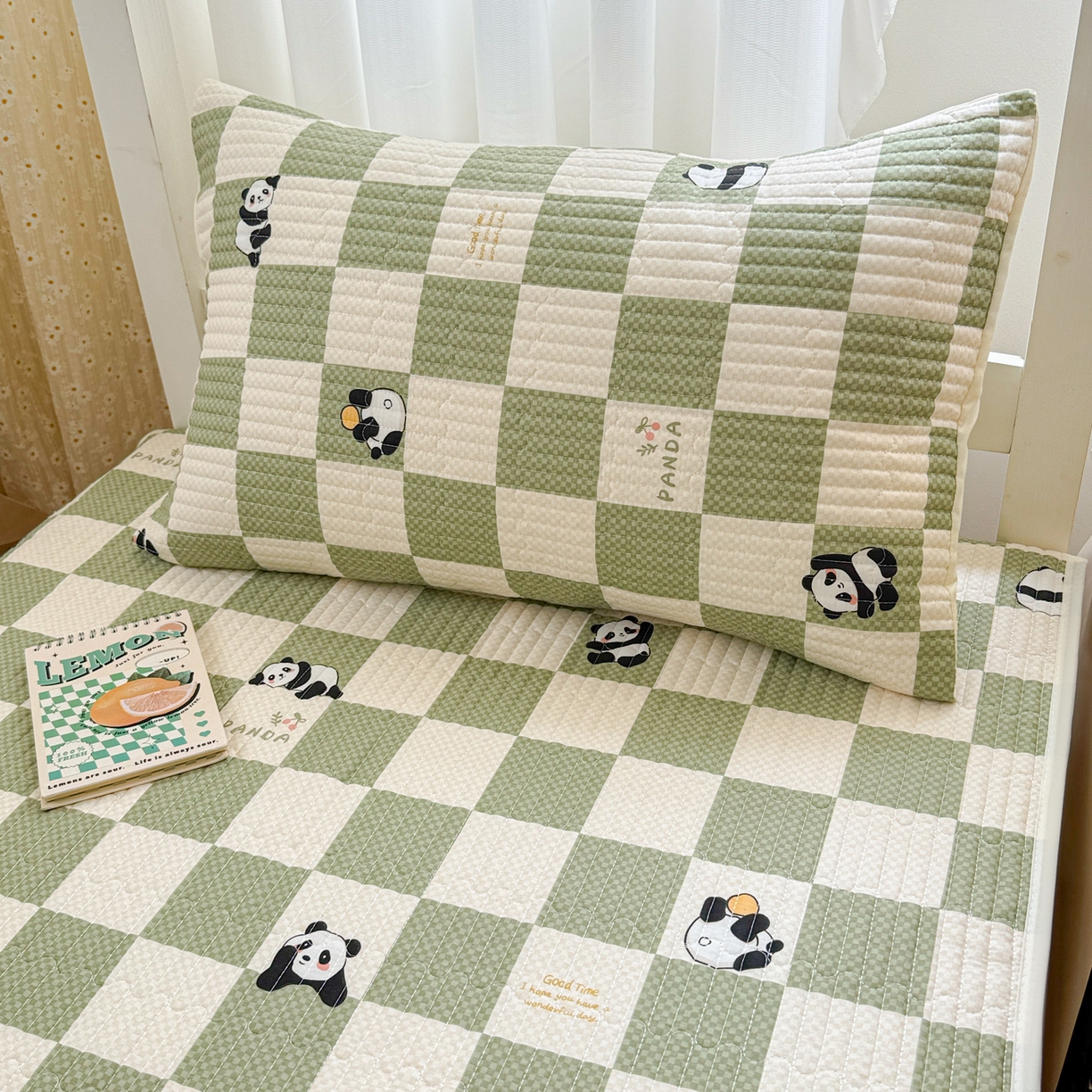 91家纺网 家纺一手货源 找家纺 妮可 2025热款学生床全棉夹棉多功能床垫-床盖 棋盘熊猫