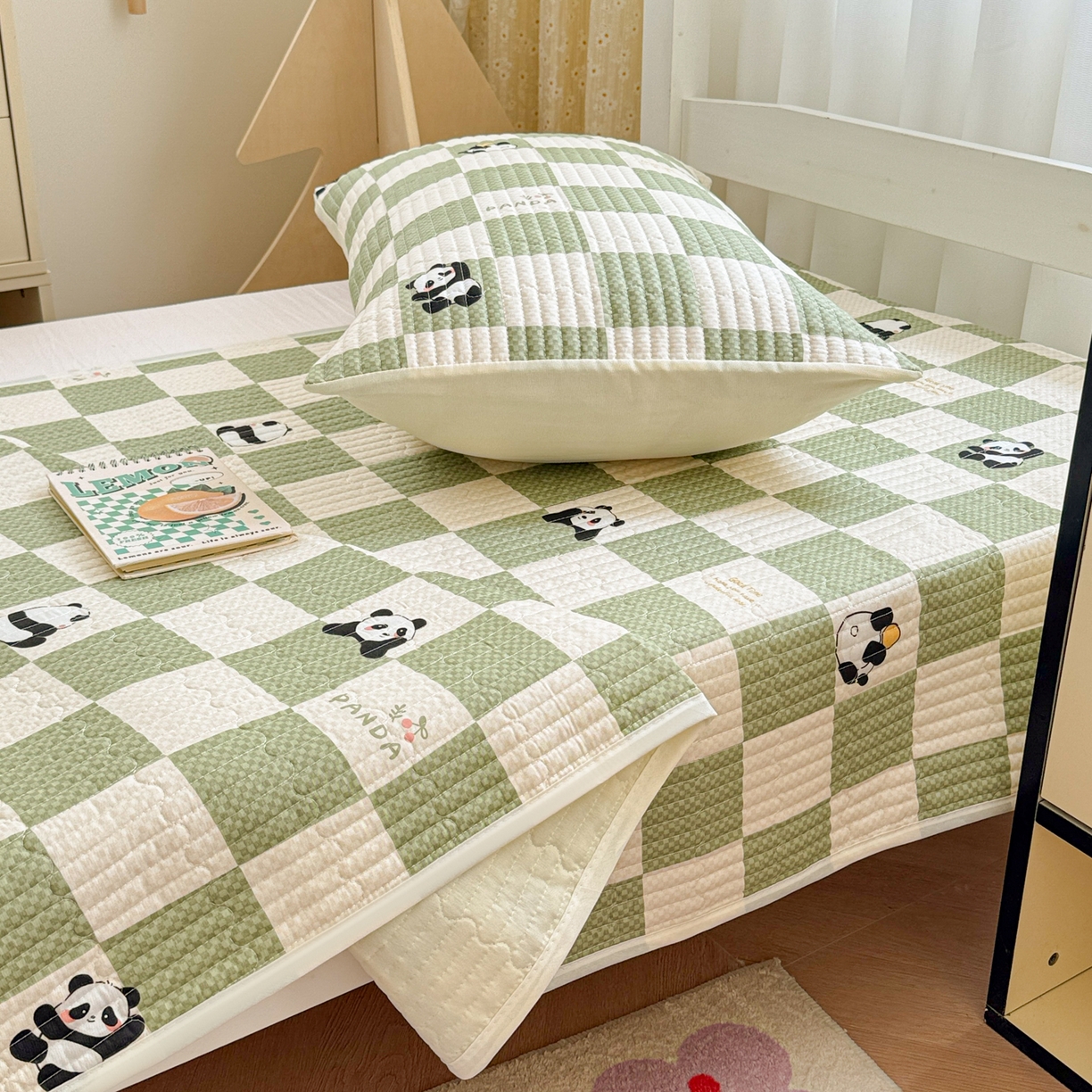 91家纺网 家纺一手货源 找家纺 妮可 2025热款学生床全棉夹棉多功能床垫-床盖 棋盘熊猫