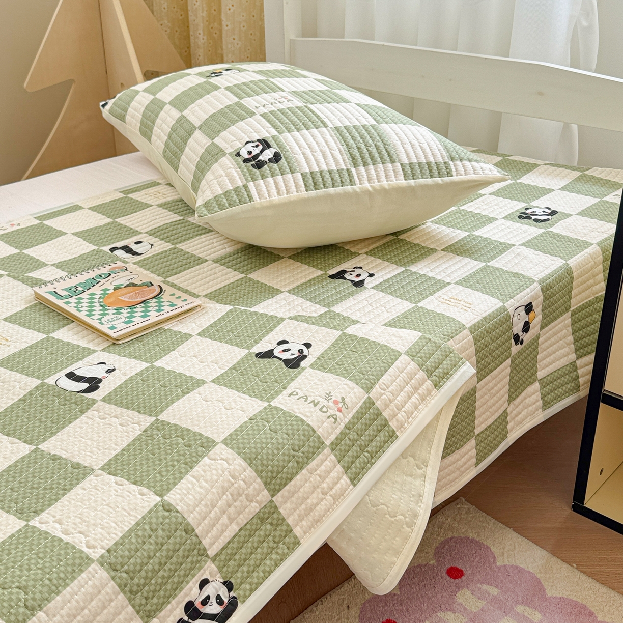 91家纺网 家纺一手货源 找家纺 妮可 2025热款学生床全棉夹棉多功能床垫-床盖 棋盘熊猫