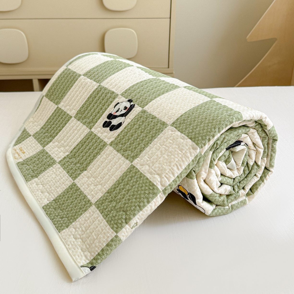 91家纺网 家纺一手货源 找家纺 妮可 2025热款学生床全棉夹棉多功能床垫-床盖 棋盘熊猫