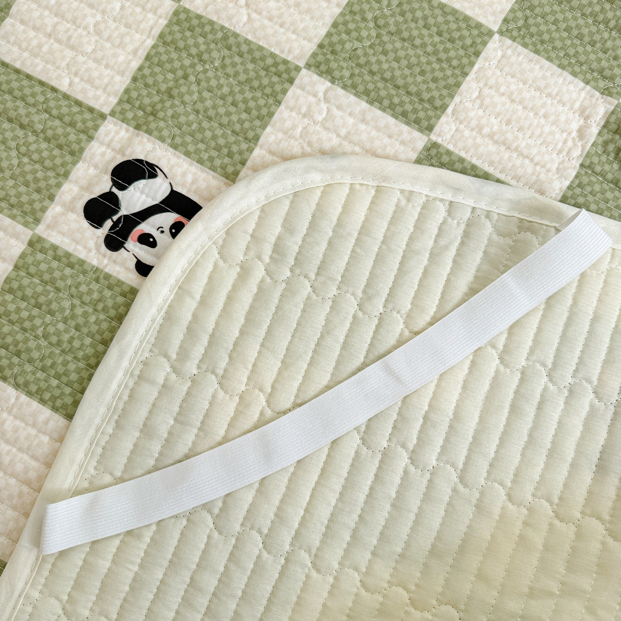 91家纺网 家纺一手货源 找家纺 妮可 2025热款学生床全棉夹棉多功能床垫-床盖 棋盘熊猫