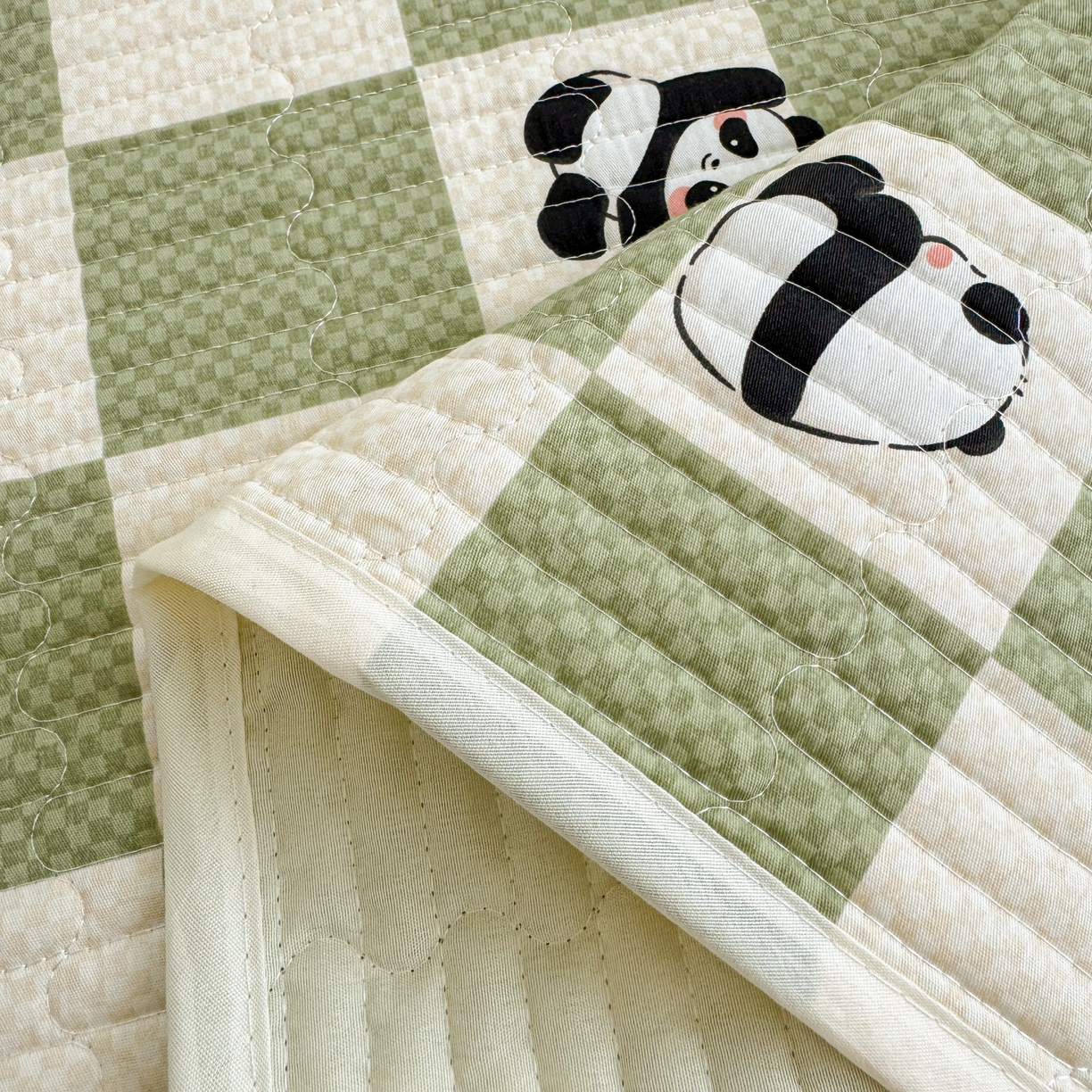 91家纺网 家纺一手货源 找家纺 妮可 2025热款学生床全棉夹棉多功能床垫-床盖 棋盘熊猫