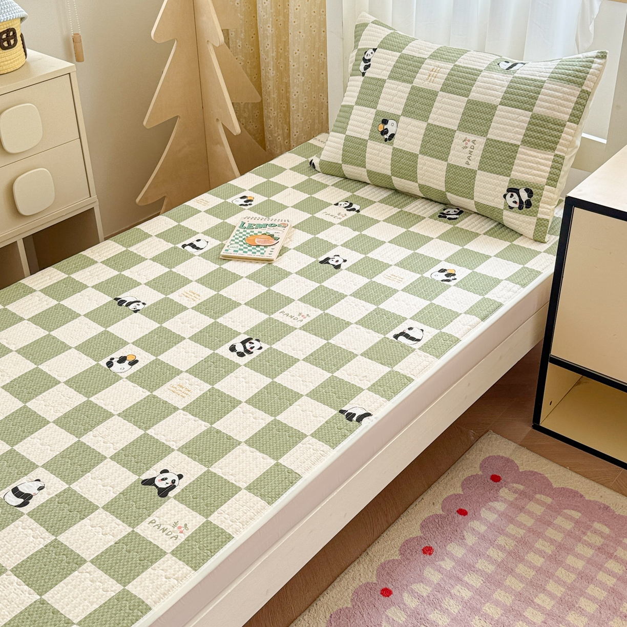 91家纺网 家纺一手货源 找家纺 妮可 2025热款学生床全棉夹棉多功能床垫-床盖 棋盘熊猫