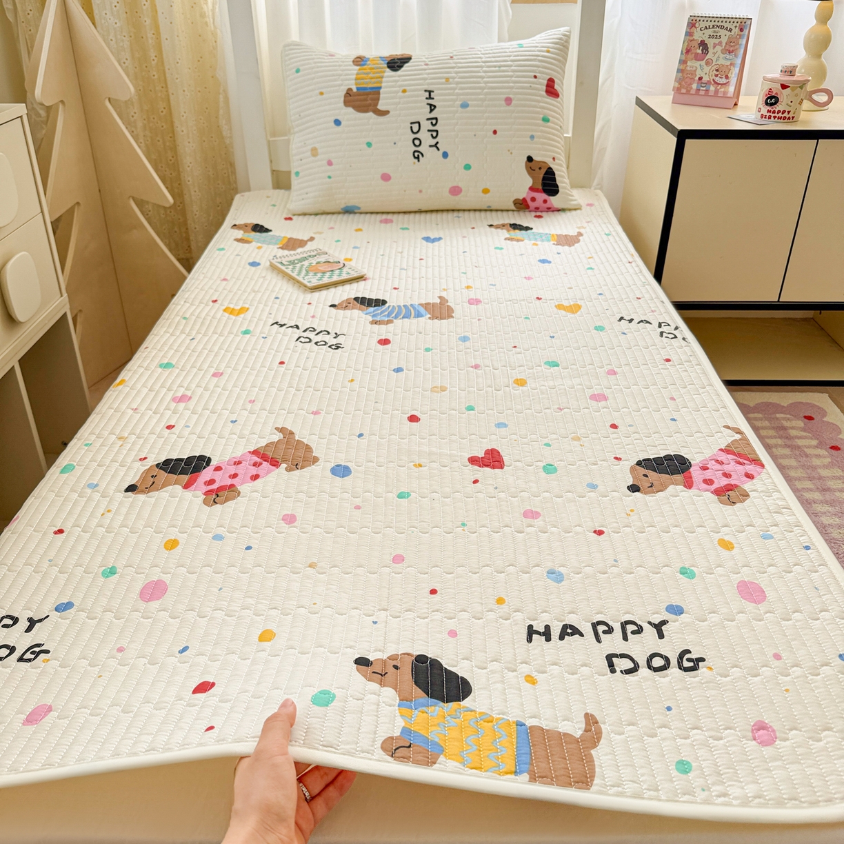 91家纺网 家纺一手货源 找家纺 妮可 2025热款学生床全棉夹棉多功能床垫-床盖 甜心汪汪