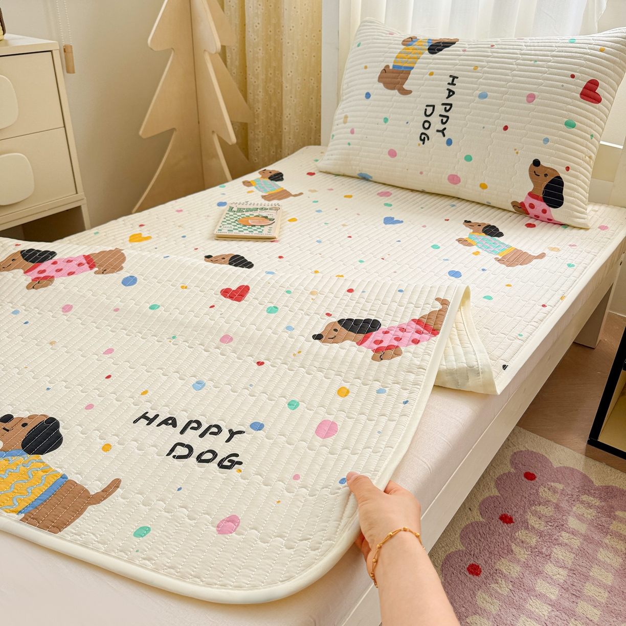 91家纺网 家纺一手货源 找家纺 妮可 2025热款学生床全棉夹棉多功能床垫-床盖 甜心汪汪