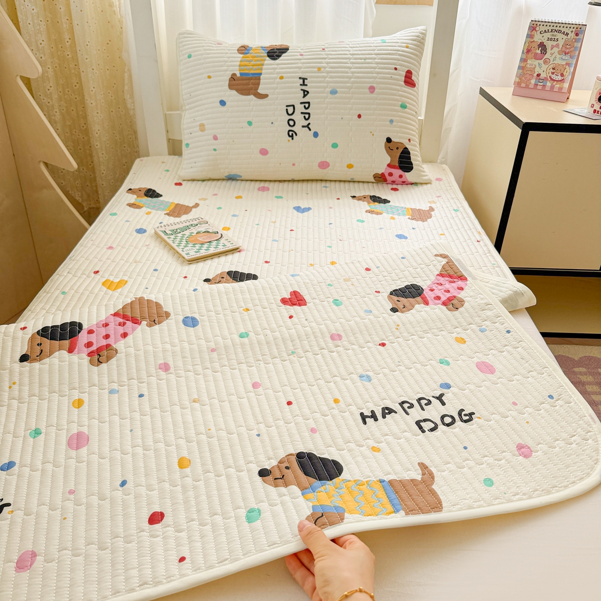91家纺网 家纺一手货源 找家纺 妮可 2025热款学生床全棉夹棉多功能床垫-床盖 甜心汪汪