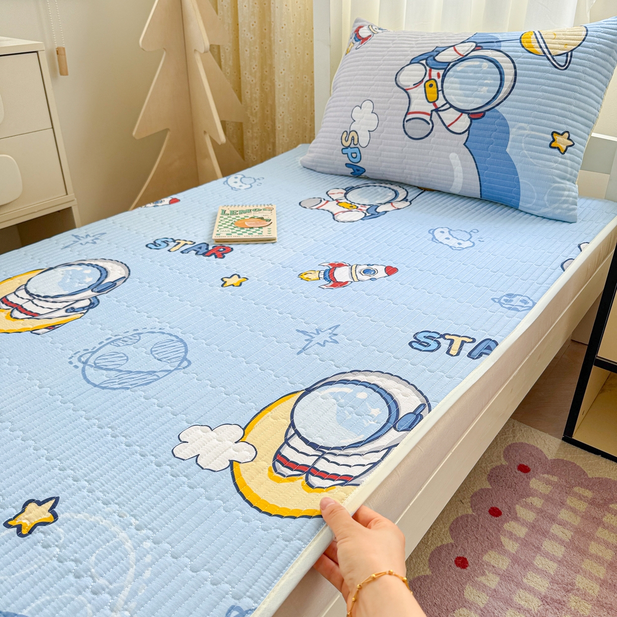 妮可 2025热款学生床全棉夹棉多功能床垫-床盖 宇航员