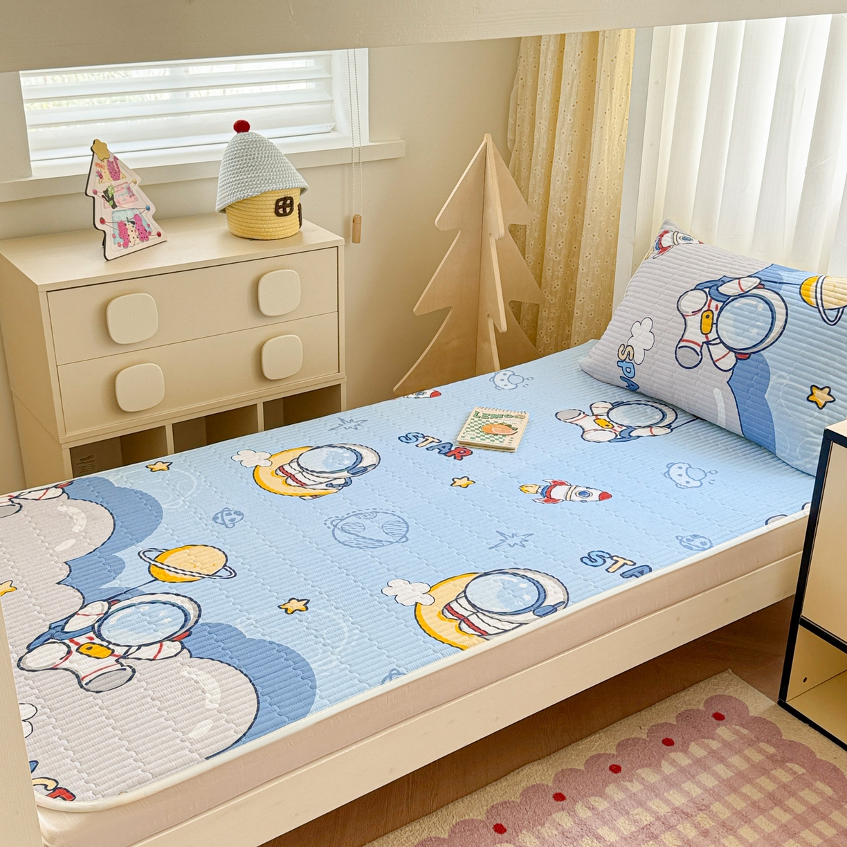 91家纺网 家纺一手货源 找家纺 妮可 2025热款学生床全棉夹棉多功能床垫-床盖 宇航员