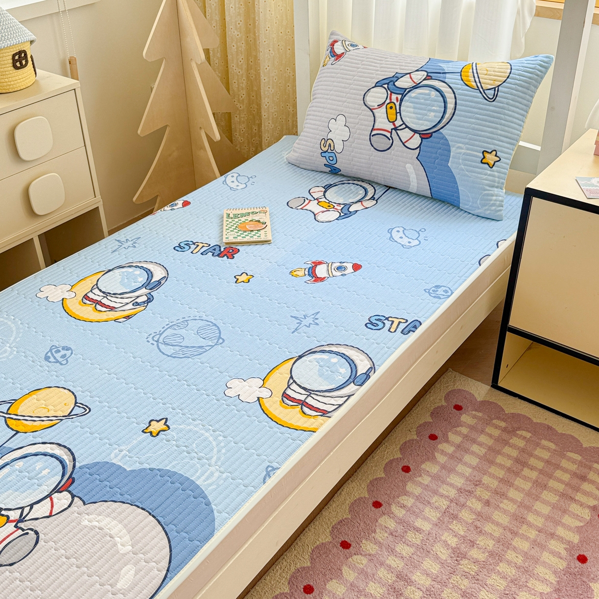 91家纺网 家纺一手货源 找家纺 妮可 2025热款学生床全棉夹棉多功能床垫-床盖 宇航员