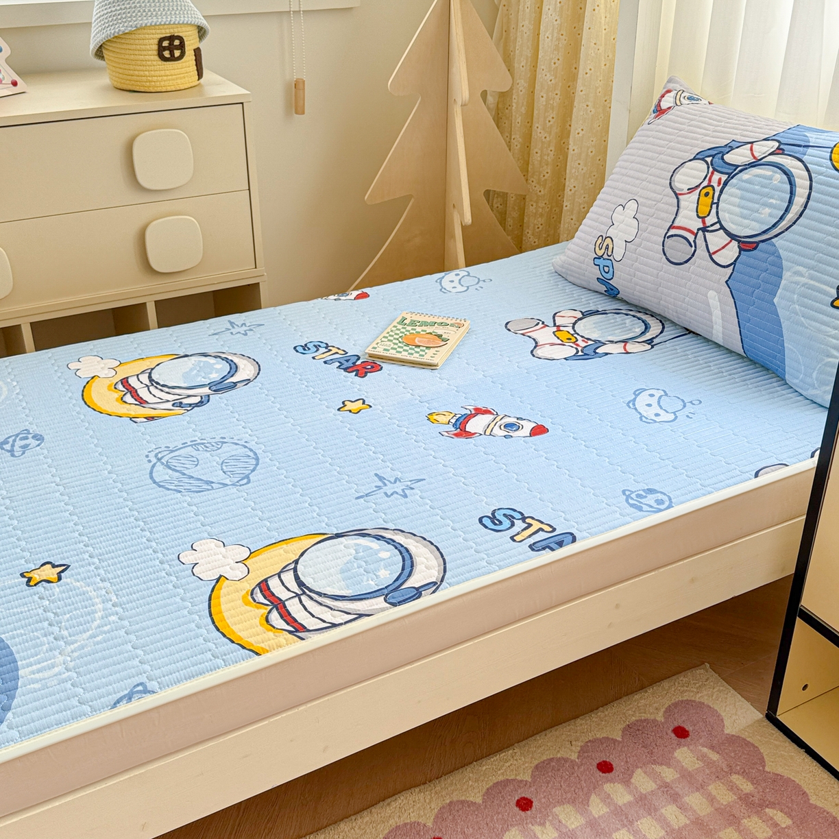 91家纺网 家纺一手货源 找家纺 妮可 2025热款学生床全棉夹棉多功能床垫-床盖 宇航员