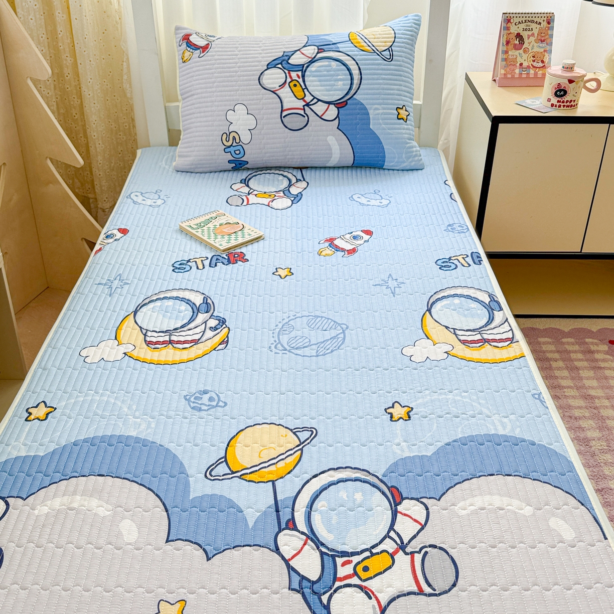 91家纺网 家纺一手货源 找家纺 妮可 2025热款学生床全棉夹棉多功能床垫-床盖 宇航员