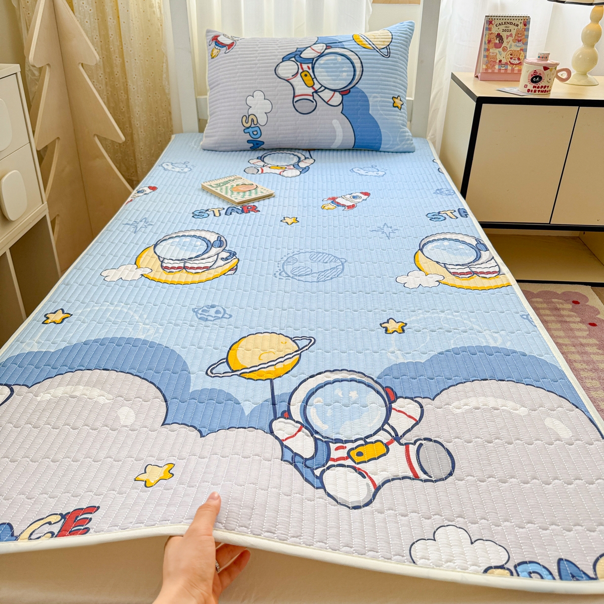 91家纺网 家纺一手货源 找家纺 妮可 2025热款学生床全棉夹棉多功能床垫-床盖 宇航员