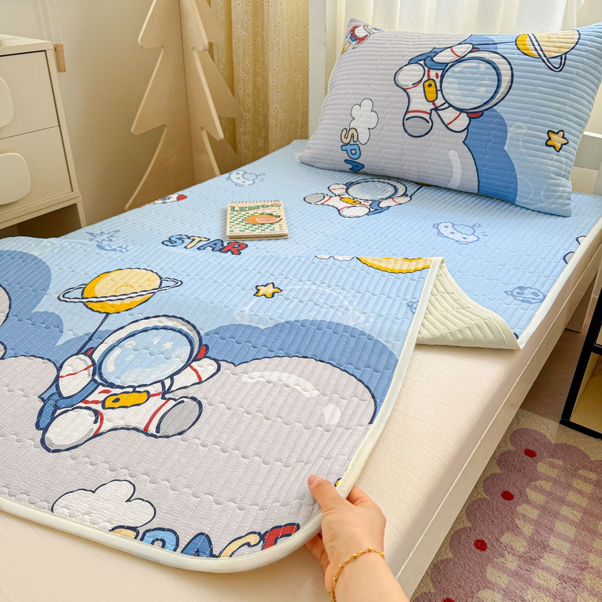91家纺网 家纺一手货源 找家纺 妮可 2025热款学生床全棉夹棉多功能床垫-床盖 宇航员