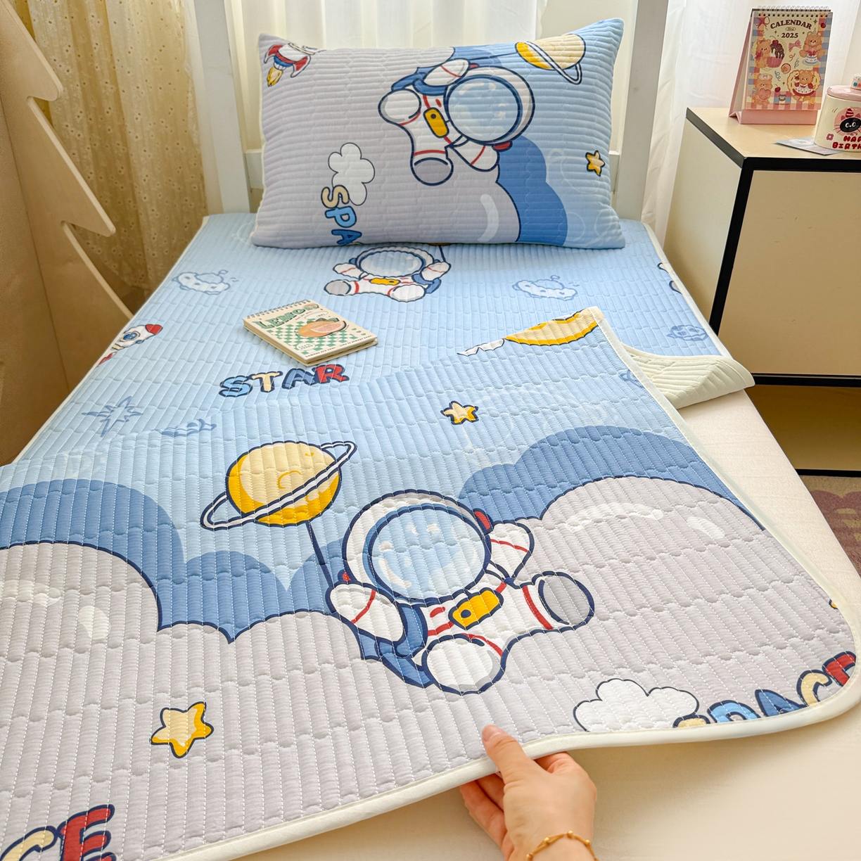 91家纺网 家纺一手货源 找家纺 妮可 2025热款学生床全棉夹棉多功能床垫-床盖 宇航员