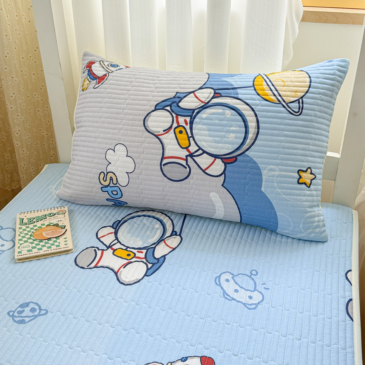 91家纺网 家纺一手货源 找家纺 妮可 2025热款学生床全棉夹棉多功能床垫-床盖 宇航员