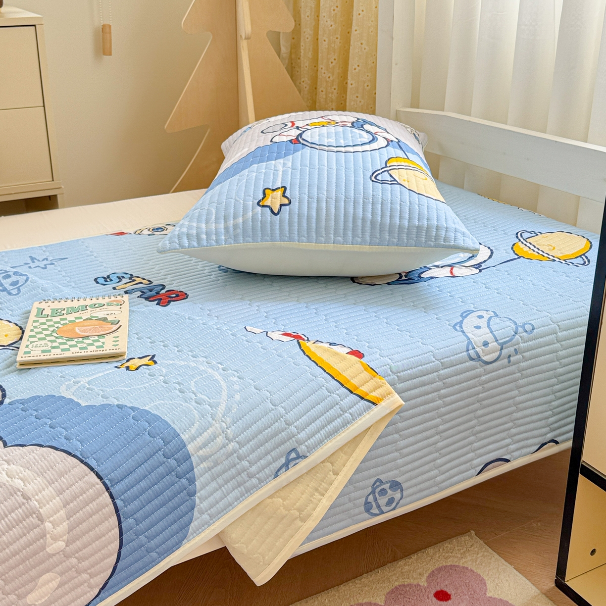 91家纺网 家纺一手货源 找家纺 妮可 2025热款学生床全棉夹棉多功能床垫-床盖 宇航员