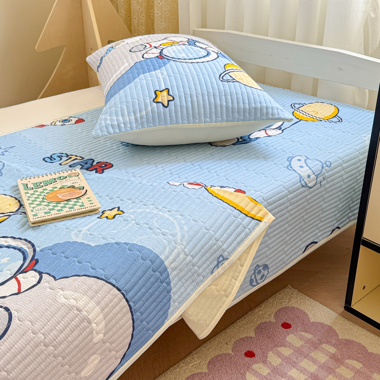 91家纺网 家纺一手货源 找家纺 妮可 2025热款学生床全棉夹棉多功能床垫-床盖 宇航员