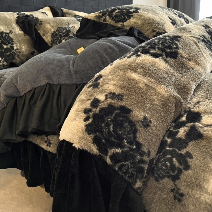 91家纺网 家纺一手货源 找家纺 利欧 2025新款兔毛牛奶绒印花四件套 黑影玫瑰