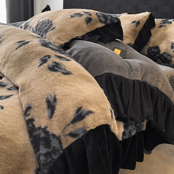 91家纺网 家纺一手货源 找家纺 利欧 2025新款兔毛牛奶绒印花四件套 墨影墨玫