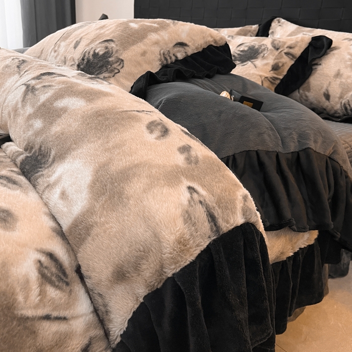 91家纺网 家纺一手货源 找家纺 利欧 2025新款兔毛牛奶绒印花四件套 韵赫浅玫