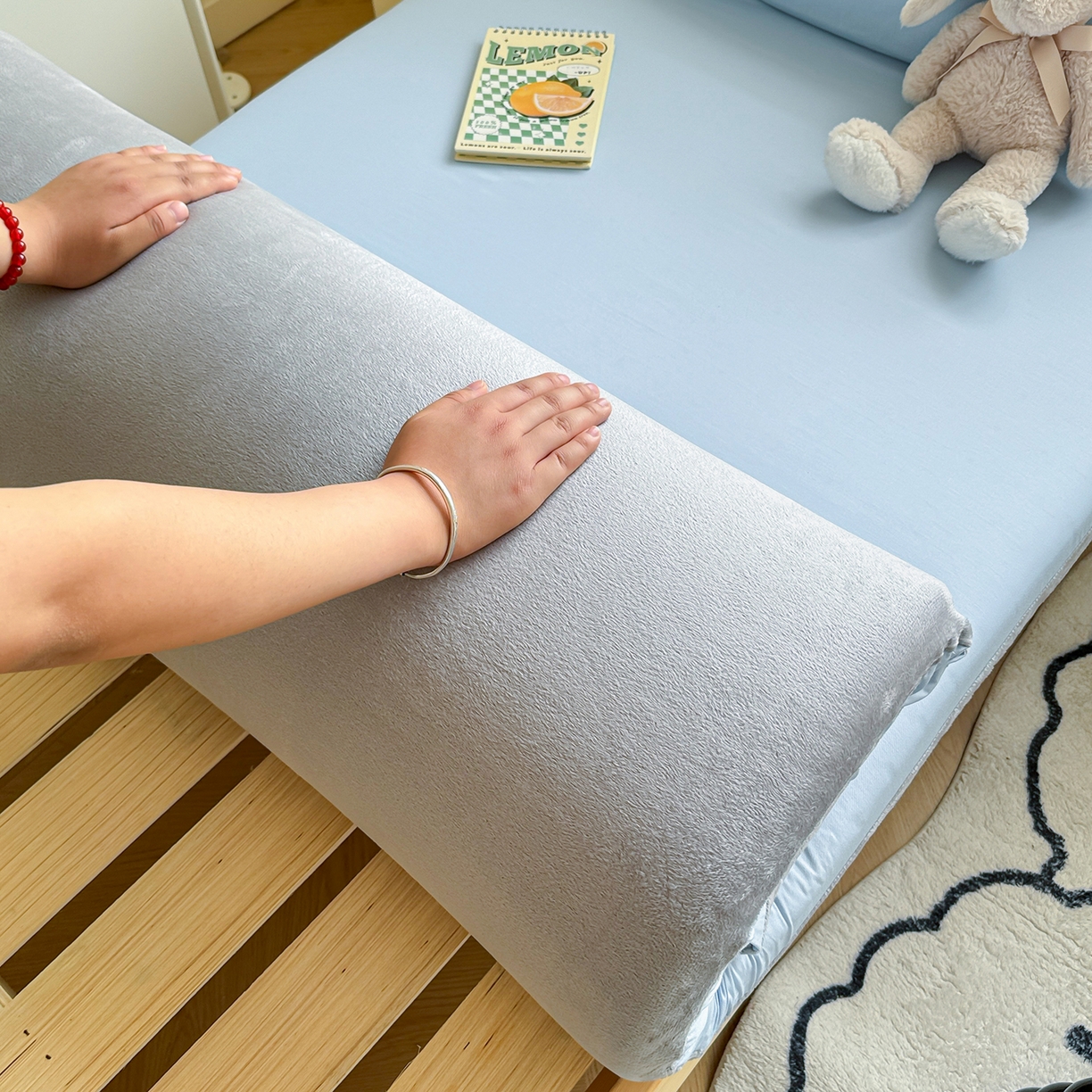 91家纺网 家纺一手货源 找家纺 妮可 2025热款花型全包床垫套褥子套（AB双版A全棉B绒） 宾利蓝