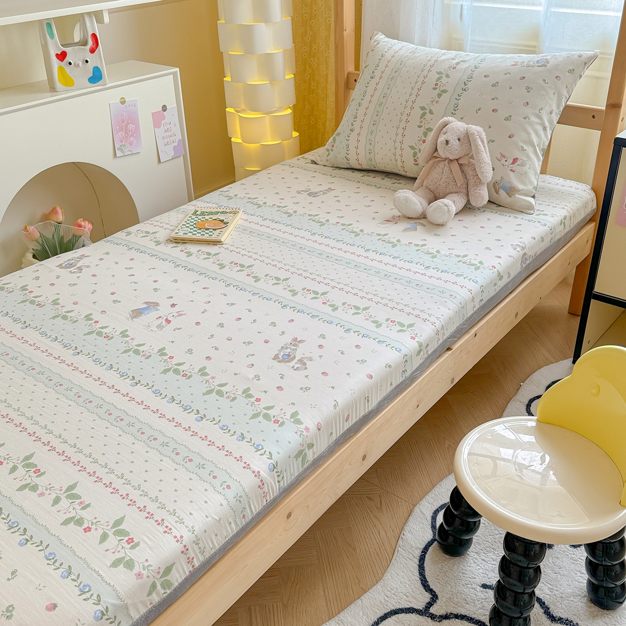 91家纺网 家纺一手货源 找家纺 妮可 2025热款花型全包床垫套褥子套（AB双版A全棉B绒） 草莓小兔