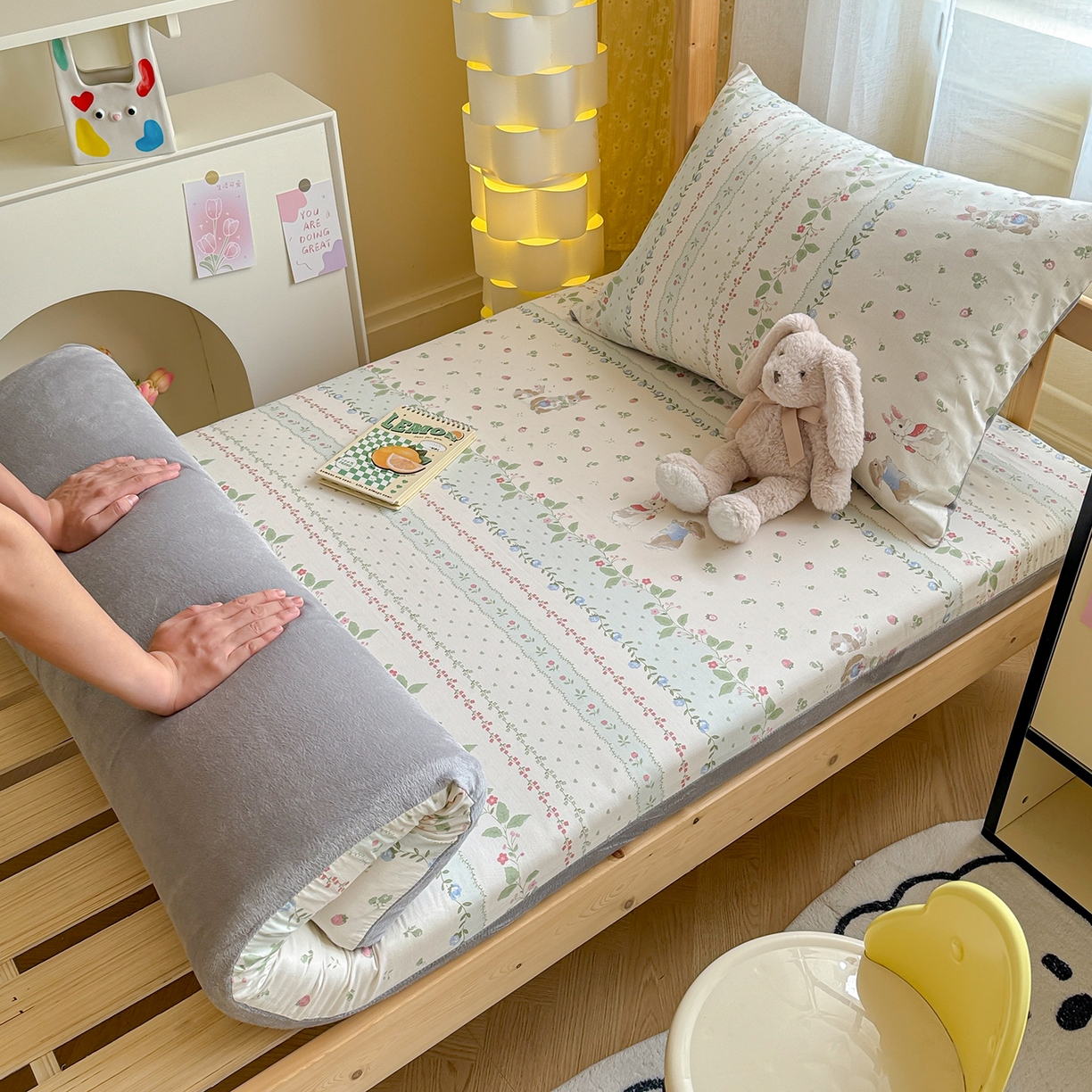 91家纺网 家纺一手货源 找家纺 妮可 2025热款花型全包床垫套褥子套（AB双版A全棉B绒） 草莓小兔