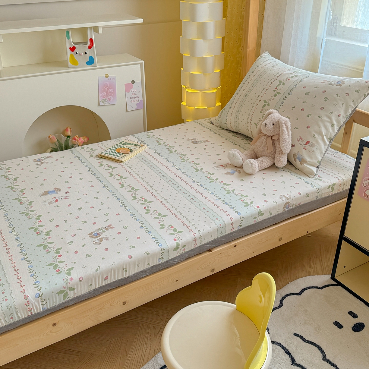 91家纺网 家纺一手货源 找家纺 妮可 2025热款花型全包床垫套褥子套（AB双版A全棉B绒） 草莓小兔