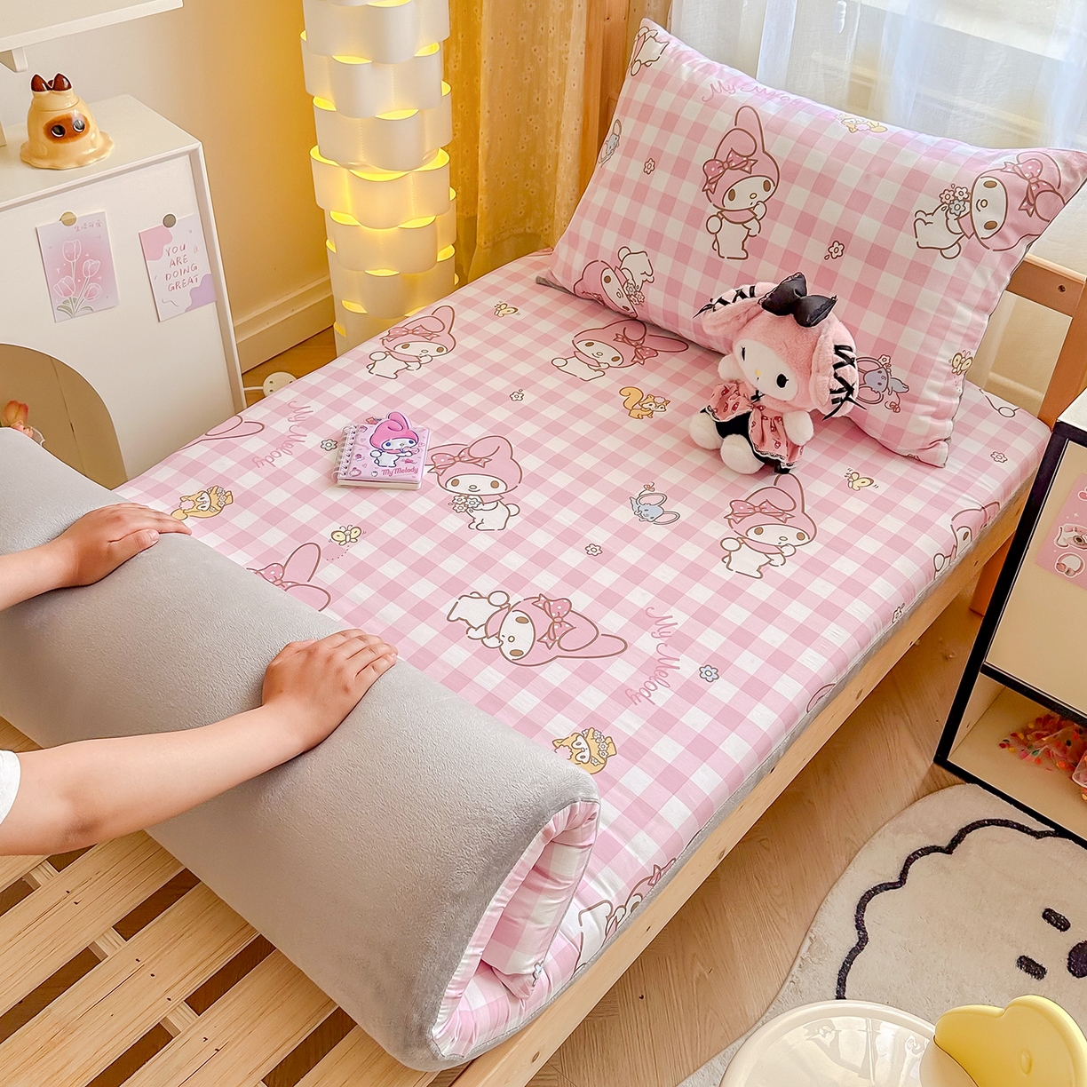 91家纺网 家纺一手货源 找家纺 妮可 2025热款花型全包床垫套褥子套（AB双版A全棉B绒） 粉格美乐蒂