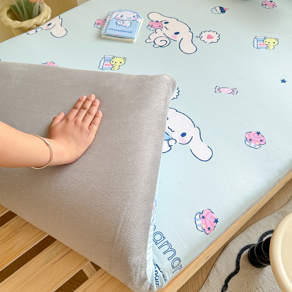 91家纺网 家纺一手货源 找家纺 妮可 2025热款花型全包床垫套褥子套（AB双版A全棉B绒） 冰激凌玉桂狗