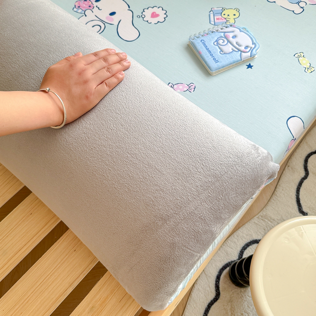 91家纺网 家纺一手货源 找家纺 妮可 2025热款花型全包床垫套褥子套（AB双版A全棉B绒） 冰激凌玉桂狗