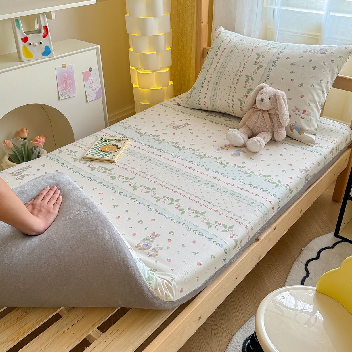 91家纺网 家纺一手货源 找家纺 妮可 2025热款花型全包床垫套褥子套（AB双版A全棉B绒） 草莓小兔