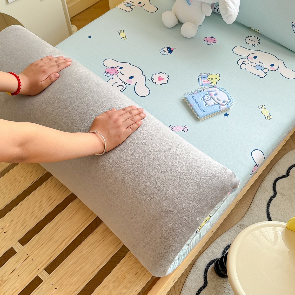 91家纺网 家纺一手货源 找家纺 妮可 2025热款花型全包床垫套褥子套（AB双版A全棉B绒） 冰激凌玉桂狗