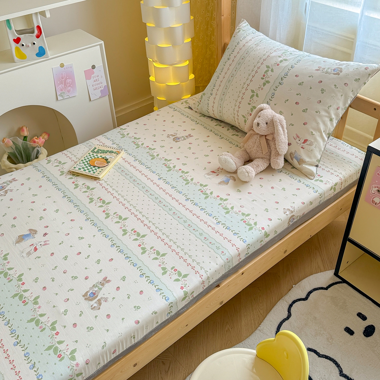 91家纺网 家纺一手货源 找家纺 妮可 2025热款花型全包床垫套褥子套（AB双版A全棉B绒） 草莓小兔